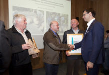 Alpiner Schutzwaldpreis: Vorarlberg räumt ab Den Hauptpreis in der Kategorie "Erfolgsprojekte" bekam das Projekt ?Kirchwald Raggal?. Landeshauptmann Markus Wallner (r.) gratulierte den Ausgezeichneten.