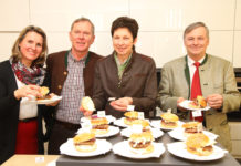 Burger braten leicht gemacht Stellten das neue Schulprojekt vor und verkosteten die frisch gebratenen Burger (v. l.): Projektleiterin und Bundeskoordinatorin der Seminarbäuerinnen