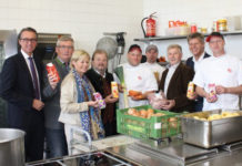 Salzburg AG schaut drauf wo das Essen herkommt Schau drauf wo"s herkimmt! Bauernbundfunktionäre besuchten die Kantine der Salzburg AG und fanden viele regionale Lebensmittel in der Küche. vl. Vorstandssprecher Leonhard Schitter