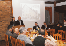 Hopfen: Die Ernte 2016 lohnte sich wirklich Obmann Josef Reiter und Hopfenkönigin Petra Engleder am Rednerpult bei der Generalversammlung der Hopfenbaugenossenschaft.