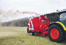 Mischwagen, der Stroh bis zu 30 Meter bläst Bis zu rund 300 Kilogramm Stroh lassen sich mit dem neuen Gebläse von BvL ausbringen.