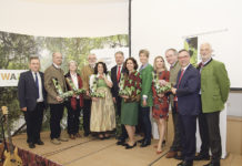 Impulsveranstaltung: Wald als Chancengeber Im Rahmen der Veranstaltung "Wald.Region.Zukunft" zeichnete BM Andrä Rupprechter sechs "Waldbotschafter" aus dem Waldviertel mit dem "L" des Lebensministeriums aus.