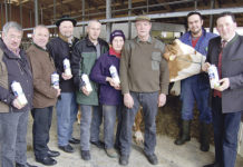 Milch entsteht nicht erst im Getränkekarton Am "Brandtner-Hof" präsentierten BB-Bezirksobmann Josef Kendler (3. v. l.)