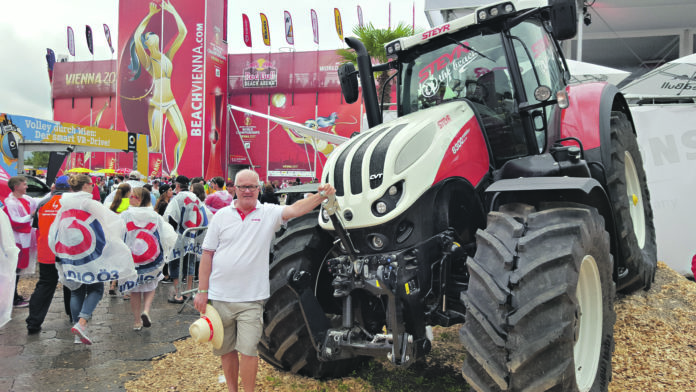 Hinterberger mit einem Terrus CVT vor dem Beachvolleyball-Stadion BZ/Mursch-Edlmayr