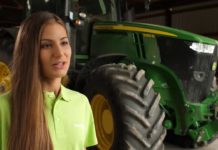 Miss Burgenland Margot testete einen RENTFLEX Miet-Traktor 7R von John Deere