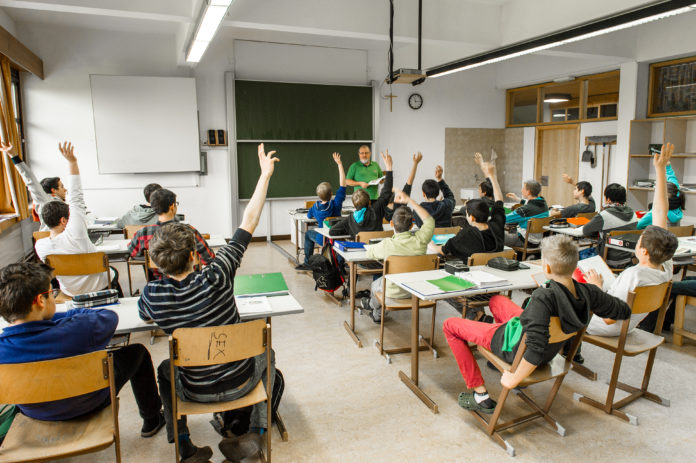 Klassenunterricht 4 ID71530