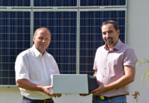 Tiroler Förderung für Stromspeicherung verlängert Thomas Becker (re.), Vorstand des Bundesverbandes PV-Austria, dankt LHStv. Josef Geisler für die Verlängerung der Stromspeicherförderung und sieht im Tiroler Modell eine österreichweite Vorbildwirkung.