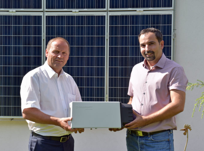 Geisler Becker Speichermodul 0553 Thomas Becker (re.), Vorstand des Bundesverbandes PV-Austria, dankt LHStv. Josef Geisler für die Verlängerung der Stromspeicherförderung und sieht im Tiroler Modell eine österreichweite Vorbildwirkung.