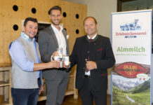 „Qualität Tirol“-Almmilch wieder erhältlich Christian Kröll (Geschäftsführer ErlebnisSennerei Zillertal), Matthias Pöschl (Geschäftsführer AMTirol) und LHStv. Josef Geisler (Obmann Agrarmarketing) sind vom Geschmack der Almmilch mit dem Gütesiegel "Qualität Tirol" begeistert.