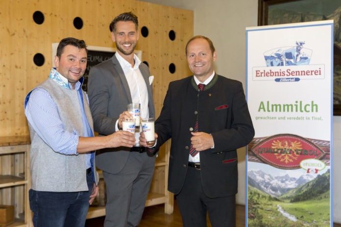 Almmilch 21amtirol Christian Kröll (Geschäftsführer ErlebnisSennerei Zillertal), Matthias Pöschl (Geschäftsführer AMTirol) und LHStv. Josef Geisler (Obmann Agrarmarketing) sind vom Geschmack der Almmilch mit dem Gütesiegel