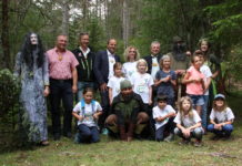 Bewusstsein für Tirols Wald schaffen (von li): Almajuri und die Zauberwesen des Waldes begeisterten die Kinder der Montessori-Klasse der VS Imst Unterstadt mit Klassenlehrerin Ingeborg Pohl genauso wie den Imster Bürgermeister Stefan Weirather, Landesforstdirektor Josef Fuchs, LHStv Josef Geisler und Bezirkshauptmann-Stellvertreter Andreas Nagele.