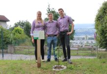 Tiroler Jungbauern „pflanzen Zukunft“ Bezirksleiterin Kathrin Mayr, Bezirksobmann Martin Mayr und Bezirksgeschäftsführer Maximilian Huber freuen sich über die erfolgreiche Umsetzung des Projekts.