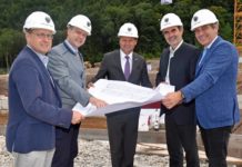 Fundament für HBLFA Tirol gelegt Generalsekretär Josef Plank (2. von re.) und LHStv. Josef Geisler (Mitte) gemeinsam mit dem Direktor der HBLFA Tirol, Ronald Zecha (2. von li.) und seinem Stellvertreter Klaus Dillinger (li). sowie dem Direktor der LLA Rotholz, Josef Norz.