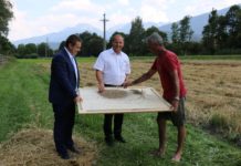 Tirol: Alte Landsorten statt Gentechnik Klaus Wallnöfer, Vorstand der Abteilung landwirtschaftliches Schulwesen, Jagd und Fischerei, LHStv. Josef Geisler und Christian Partl von der Genbank des Landes Tirol (v. l.) sind überzeugt von den alten Landsorten.