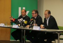 Tirol: Alm-Problematik steht vor Lösung "Jene, die die Almen bewirtschaften, sollen nicht die Dummen sein“, setzt sich LHStv. Josef Geisler für die Bauern ein. Er präsentierte gemeinsam mit LH Günther Platter und LK-Präsident Josef Hechenberger (v. l.) die Maßnahmen für ein friedliches Beisammensein auf der Alm.