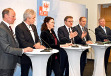 Veterinärmedizin-Studium soll nach Tirol kommen Von links Tierarzt Peter Schweiger, Landesveterinärdirektor Josef Kössler, LHStvin Ingrid Felipe, LH Günther Platter, LHStv Josef Geisler, LR Bernhard Tilg.