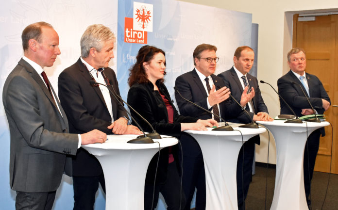 Von links Tierarzt Peter Schweiger, Landesveterinärdirektor Josef Kössler, LHStvin Ingrid Felipe, LH Günther Platter, LHStv Josef Geisler, LR Bernhard Tilg.