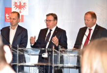 Tiroler Almmaßnahmen: Gesetzeslage und Eigenverantwortung stärken Präsident der Landwirtschaftskammer Tirol Josef Hechenberger, LH Günther Platter und Bauernbundobmann LHStv. Josef Geisler präsentierten die Maßnahmen für ein Miteinander auf den Tiroler Almen.