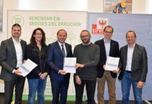 Tirol 2050: Energieautonomie wird angestrebt Belastbare Zahlen, Daten und Fakten für das Gelingen von „Tirol 2050 energieautonom“ haben Rupert Ebenbichler (Wasser Tirol), Angela Hofmann (MCI), Energiereferent LHStv. Josef Geisler, Wolfgang Streicher, Markus Mailer (beide Uni Innsbruck) und Andreas Hertl (Wasser Tirol) auf den Tisch gelegt.
