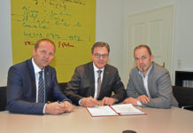 Versicherungsschutz für Tiroler Almbauern fixiert Tirols Bauernbundobmann LHStv. Josef Geisler, Landeshauptmann Günther Platter und Josef Hechenberger, Präsident der Landwirtschaftskammer Tirol, (v. l.) unterzeichneten die Versicherungspolizze für die „Tiroler Wegeversicherung".