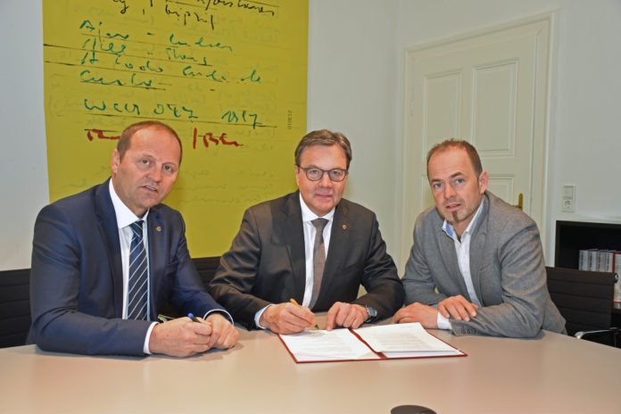 Tirols Bauernbundobmann LHStv. Josef Geisler, Landeshauptmann Günther Platter und Josef Hechenberger, Präsident der Landwirtschaftskammer Tirol, (v. l.) unterzeichneten die Versicherungspolizze für die „Tiroler Wegeversicherung