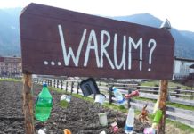 „Müll gelangt bis in den Futtertrog“ Die Volksschule Reischach (Südtirol) möchte mit diesem Mahnmal auf die zunehmende Verschmutzung der Felder aufmerksam machen.