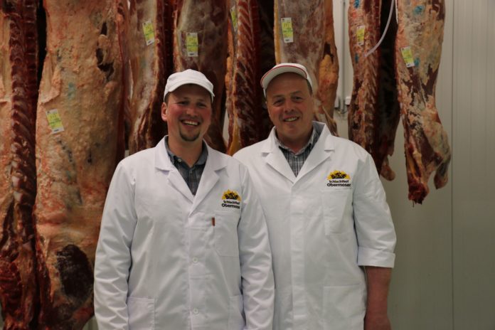 Mit 1. März ging der Schlachthof in Betrieb. V. l.: Peter Obermoser jun. und Peter Obermoser sen.