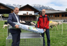 Land Tirol bereitet sich auf große Beutegreifer vor Je zwei „Notfall-Kits“ mit 300 Laufmetern Elektrozaun stehen an den vier Landwirtschaftlichen Lehranstalten bereit. LHStv. Josef Geisler und Josef Gitterle von der Abteilung Landwirtschaftliches Schulwesen beim Lokalaugenschein in Imst.