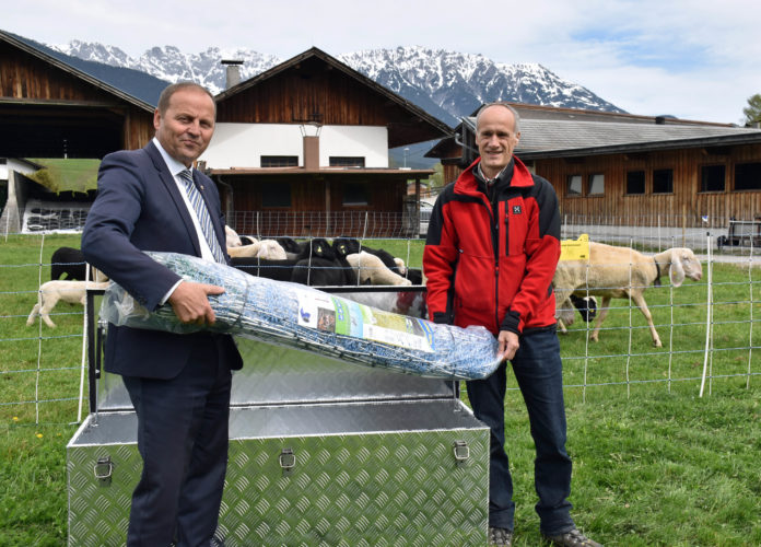 Je zwei „Notfall-Kits“ mit 300 Laufmetern Elektrozaun stehen an den vier Landwirtschaftlichen Lehranstalten bereit. LHStv. Josef Geisler und Josef Gitterle von der Abteilung Landwirtschaftliches Schulwesen beim Lokalaugenschein in Imst.
