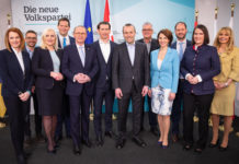 Tirol: Ländliche Bevölkerung wählt ÖVP bei EU-Wahl auf Platz Eins Die Europawahl ist entschieden - mit einem für Tirol durchaus zufriedenstellenden Ergebnis: Sowohl Bauernbund-Kandidatin Simone Schmiedtbauer (li.)als auch die Tirolerin Barbara Thaler (2. v. re.) ziehen ins EU-Parlament ein.