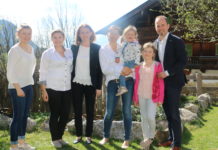 „Tirols Bergbauernfamilien sind für mich Grundauftrag im EU-Parlament“ Gelebte Gastfreundschaft und angeregtes Fachgespräch am Oberhaslachhof (v. l.): Theresa und Bettina Hechenberger, Simone Schmiedtbauer, Katharina mit Valentina und Anna Hechenberger und LK-Präsident Josef Hechenberger.