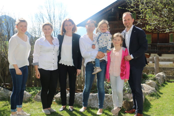 Gelebte Gastfreundschaft und angeregtes Fachgespräch am Oberhaslachhof (v. l.): Theresa und Bettina Hechenberger, Simone Schmiedtbauer, Katharina mit Valentina und Anna Hechenberger und LK-Präsident Josef Hechenberger.