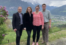 Schmiedtbauer: Familienbetriebe im Berggebiet umfassend absichern „Um unsere Bäuerinnen und Bauern in Tirol bestmöglich in Brüssel vertreten zu können, muss ich ihre Anliegen kennen.“ Simone Schmiedtbauer (2. v. l.) tauschte sich im Gespräch mit Bezirksbauernobmann Martin Mayerl (li.), Matthias Kollnig und seiner Freundin Theresa über die Herausforderungen im Berggebiet aus.