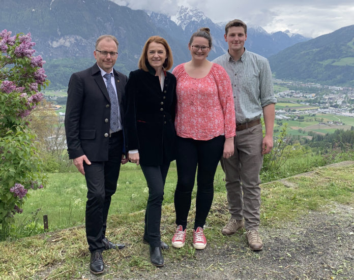 „Um unsere Bäuerinnen und Bauern in Tirol bestmöglich in Brüssel vertreten zu können, muss ich ihre Anliegen kennen.“ Simone Schmiedtbauer (2. v. l.) tauschte sich im Gespräch mit Bezirksbauernobmann Martin Mayerl (li.), Matthias Kollnig und seiner Freundin Theresa über die Herausforderungen im Berggebiet aus.