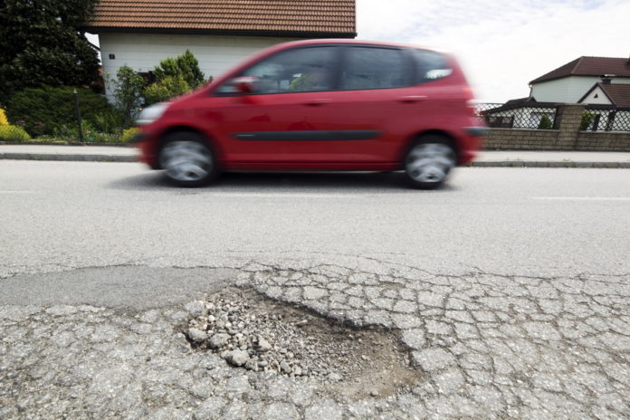 Das ländliche Wegenetz Tirols ist in die Jahre gekommen: Um den heutigen Anforderungen zu entsprechen, müssen Investitionen getätigt werden. Mithilfe des Gemeinde-Struktur-Paketes sollen die Maßnahmen forciert werden.