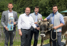 Tiroler Almmilch auf dem Vormarsch V .l.: Geschäftsführer der AMTirol Matthias Pöschl, LHStv. Josef Geisler und die Geschäftsführer der Erlebnissennerei Zillertal, Heinrich und Christian Kröll, freuen sich über den Start in die Almmilchsaison.