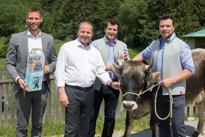 Almmilch 01 V .l.: Geschäftsführer der AMTirol Matthias Pöschl, LHStv. Josef Geisler und die Geschäftsführer der Erlebnissennerei Zillertal, Heinrich und Christian Kröll, freuen sich über den Start in die Almmilchsaison.