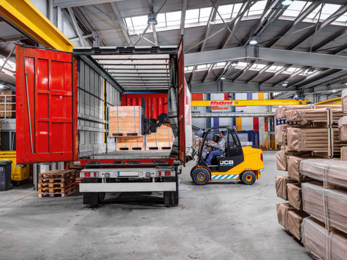 JCB 30-19E: Neuer Teleskopgabelstapler mit Elektroantrieb