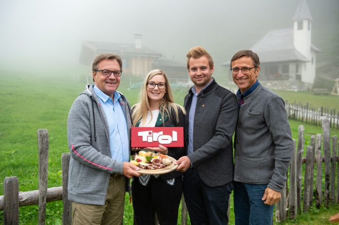 Lebensraum4.0Schlick 11 Die Almwirtschaft ist ihnen ein Anliegen: Landeshauptmann Günther Platter, TJB/LJ-Landesleiterin Stephanie Hörfarter, TJB/LJ-Landesobmann Dominik Traxl und Josef Margreiter, Geschäftsführer der Lebensraum Tirol Holding.