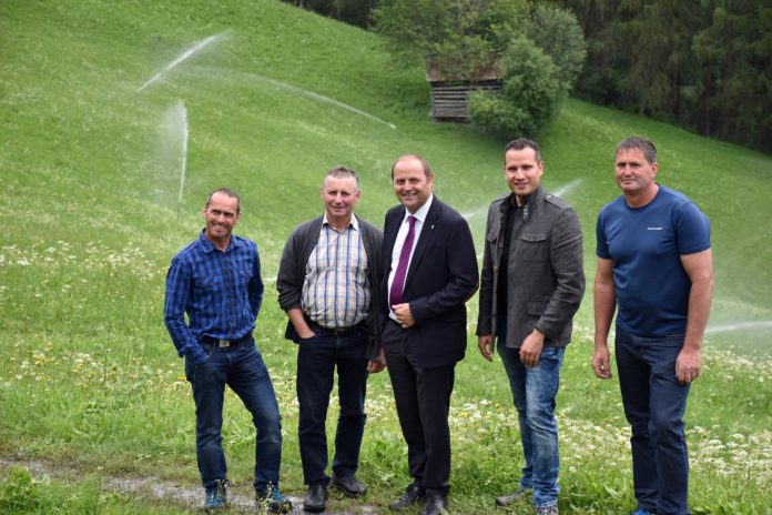 Die Beregnung als Investition in die Zukunft sehen Andreas Neuner (Kaunerberg), Bezirkskammerobmann Elmar Monz, LHStv Josef Geisler, Bgm Matthias Schranz und Martin Eiterer, Obmann der Wassergenossenschaft Kauns.