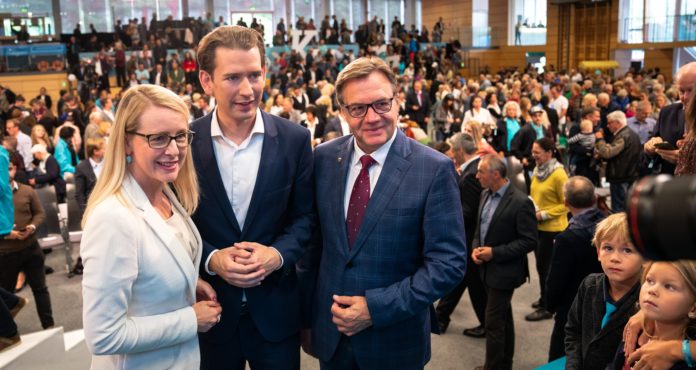 Mobilisierten 1.500 Unterstützer in Kufstein: ÖVP-Spitzenkandidatin Margarete Schramböck, Parteiobmann Sebastian Kurz und LH Günther Platter.