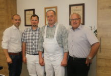 Einzigartiges Projekt im Zeichen von Tierwohl, Regionalität und Klimaschutz Tierwohl, Regionalität und Klimaschutz unter einem Dach vereint: LK-Präsident Ing. Josef Hechenberger mit Peter Obermoser Junior und Senior und NR Hermann Gahr bei der Betriebsführung im neu errichteten Schlacht- und Zerlegebetrieb Obermoser in Söll.