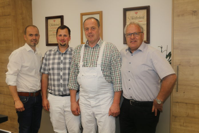 Tierwohl, Regionalität und Klimaschutz unter einem Dach vereint: LK-Präsident Ing. Josef Hechenberger mit Peter Obermoser Junior und Senior und NR Hermann Gahr bei der Betriebsführung im neu errichteten Schlacht- und Zerlegebetrieb Obermoser in Söll.