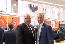 Tiroler Nationalräte Gahr und Hechenberger angelobt Zukünftig ist der Tiroler Bauernbund mit zwei Nationalräten in Wien vertreten. NR Hermann Gahr und NR Josef Hechenberger werden sich für die Anliegen des Westens stark machen.