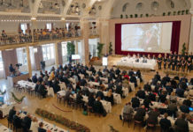 Beschluss im Dreierlandtag: Konflikten um Wolf im Almgebiet vorbeugen Über 100 Abgeordnete sind nach Meran gekommen.