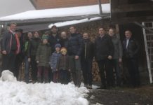 Bernhuber: „Ich möchte Abgeordneter für alle Bauern in Österreich sein“ Alexander Bernhuber (Mitte) am Hof der Familie Siegele im Paznaun. Gemeinsam mit Funktionären des Tiroler Bauernbundes machte sich der Niederösterreicher ein Bild vom extremsten Bergbauernbezirk Tirols, Landeck.