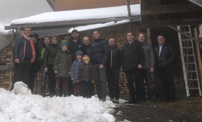 Alexander Bernhuber (Mitte) am Hof der Familie Siegele im Paznaun. Gemeinsam mit Funktionären des Tiroler Bauernbundes machte sich der Niederösterreicher ein Bild vom extremsten Bergbauernbezirk Tirols, Landeck.