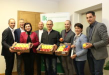 „Zu viel Spielraum bei Herkunftskennzeichnung“ TirolObst-Obfrau Regina Norz (3. v. l.) am Tag des Apfels vergangenen Freitag mit Tirols LK-Präsident NR Josef Hechenberger, Fachbereichsleiter Wendelin Juen, Kammerdirektor Ferdinand Grüner, Georg Pfurtscheller (Vorstand TirolObst), Klemens Böck (LK-Obstbauberater), LK-Vizepräsidentin Helga Brunschmid und Tirols Bauernbunddirektor BR Peter Raggl.