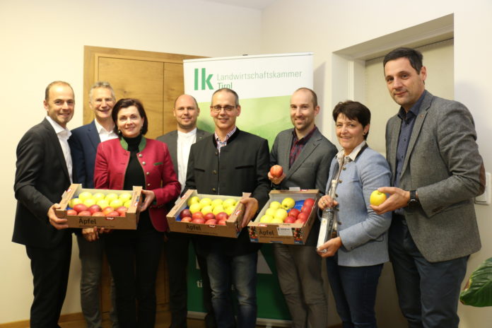 TirolObst-Obfrau Regina Norz (3. v. l.) am Tag des Apfels vergangenen Freitag mit Tirols LK-Präsident NR Josef Hechenberger, Fachbereichsleiter Wendelin Juen, Kammerdirektor Ferdinand Grüner, Georg Pfurtscheller (Vorstand TirolObst), Klemens Böck (LK-Obstbauberater), LK-Vizepräsidentin Helga Brunschmid und Tirols Bauernbunddirektor BR Peter Raggl.