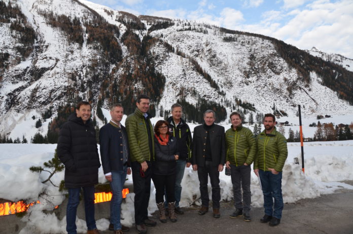Harald Haider (Baubezirksamt Lienz), Andreas Pichler (Abteilungsleiter-Stellvertreter, WLV), Gebhard Walter (Sektionsleiter Tirol, WLV), Bürgermeisterin Erika Rogl, Josef Fuchs (Landesforstdirektor), LAbg. Hermann Kuenz, Otto Unterweger (Gebietsbauleiter Osttirol, WLV) und Hanspeter Pussnig (Projektant, WLV)
